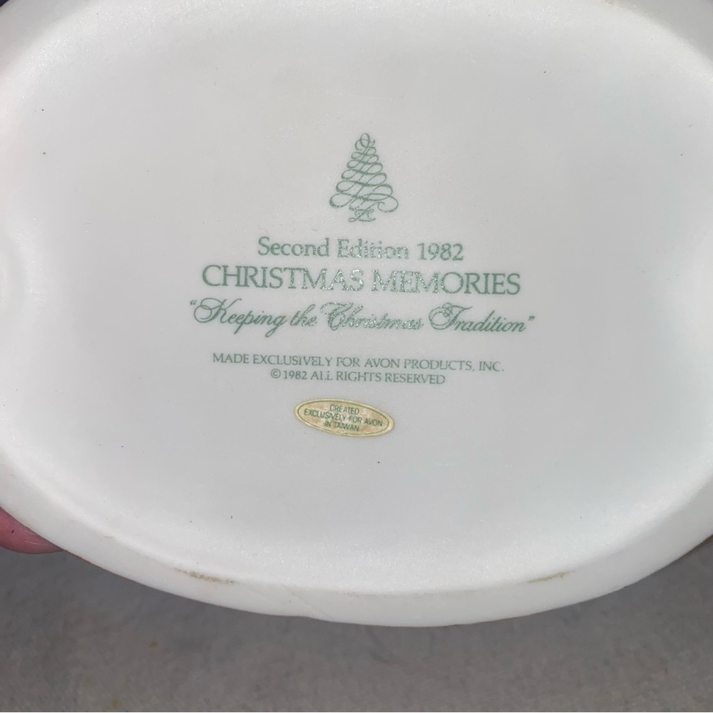 1982 Avon Christmas Memories "Keeping the Christmas Tradition" porcelain. - Picture 6 of 6